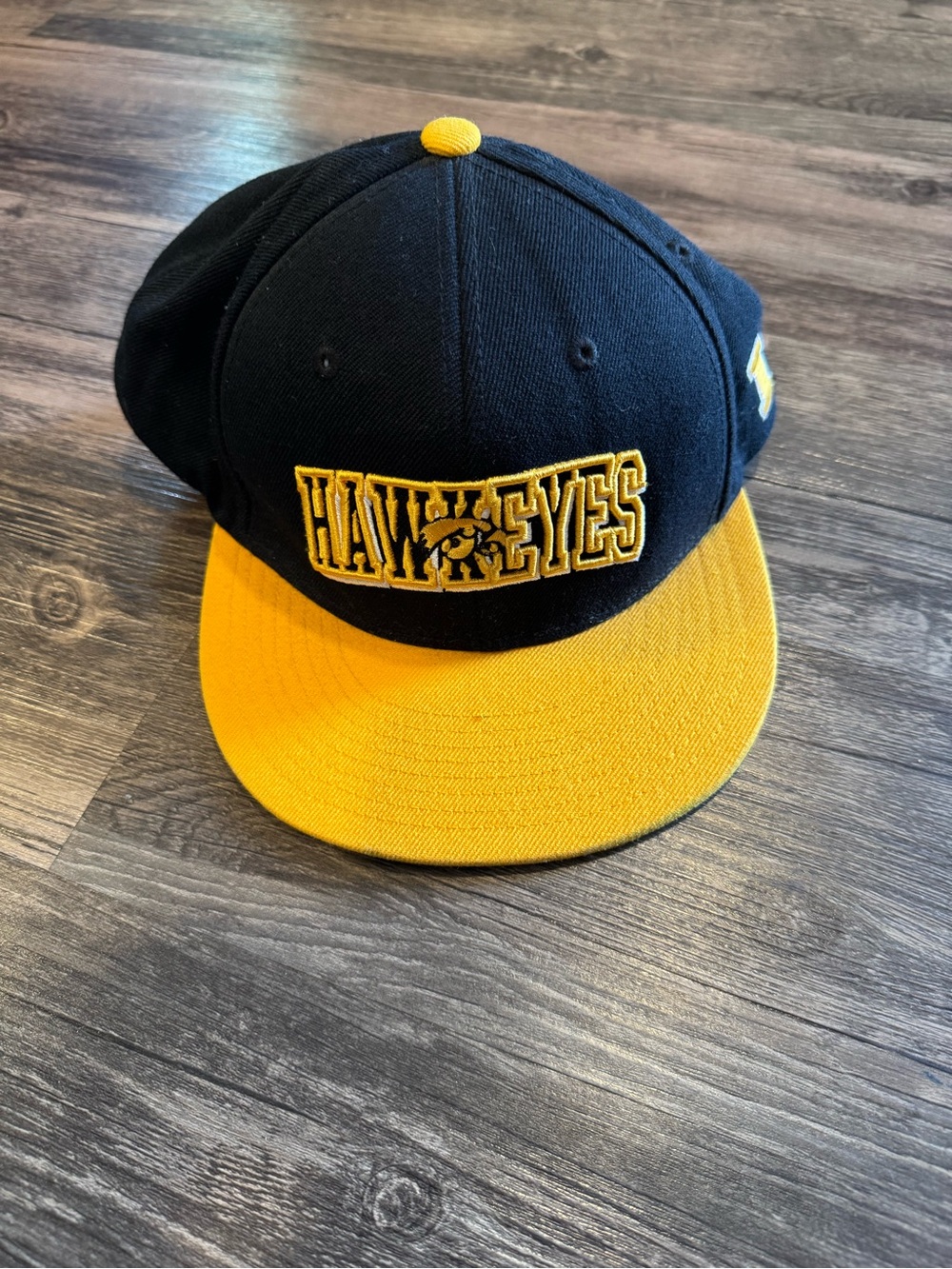 Iowa Hawkeyes Vintage 90s Top Of The World Black & Yellow NCAA Snapback Hat